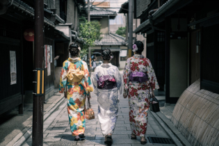 জাপানের জাতীয় পোশাকে তিন নারী