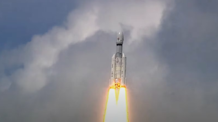 সফলভাবে চন্দ্রাভিযান শুরু করল ভারত সফলভাবে চন্দ্রাভিযান শুরু করল ভারত