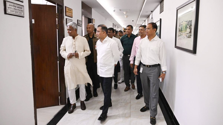 মন্ত্রণালয়ে ঝটিকা পরিদর্শনে প্রধানমন্ত্রী