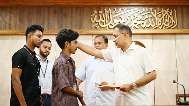 চাকরি পেলেন গণঅভ্যুত্থানে শহীদ পরিবারের ৭৪ জন চাকরি পেলেন গণঅভ্যুত্থানে শহীদ পরিবারের ৭৪ জন