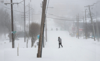 যুক্তরাষ্ট্রজুড়ে তুষারঝড়ের তাণ্ডবে বিদ্যুৎহীন লাখো মানুষ, বাতিল