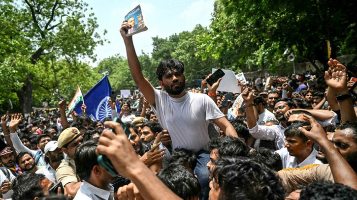 দেশে ফিরে বিক্ষোভে যোগ দিলেন ‘ককরোচ জনতা পার্টি’র প্রতিষ্ঠাতা