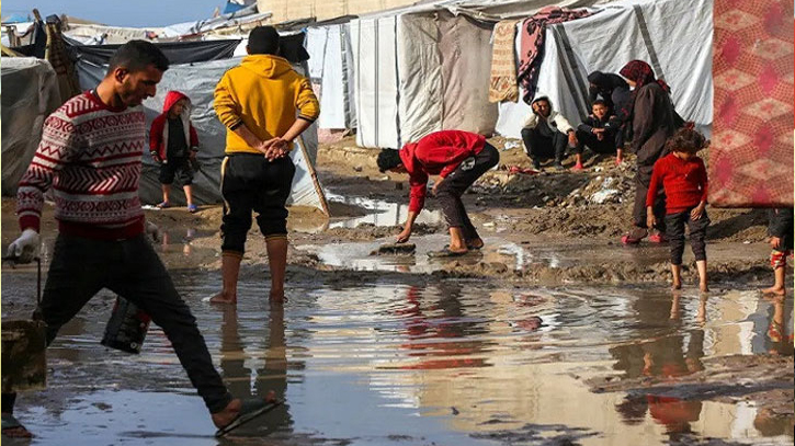 গাজায় বৃষ্টি ও হাড়কাঁপানো ঠান্ডায় সীমাহীন দুর্ভোগ