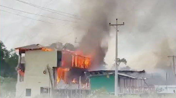 কক্সবাজারে রিসোর্টে আগুন, ৫ জনের প্রাণহানি কক্সবাজারে রিসোর্টে আগুন, ৫ জনের প্রাণহানি