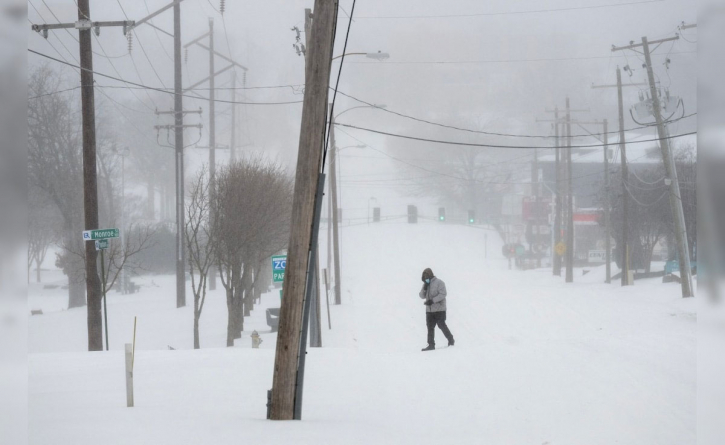 যুক্তরাষ্ট্রজুড়ে তুষারঝড়ের তাণ্ডবে বিদ্যুৎহীন লাখো মানুষ, বাতিল
